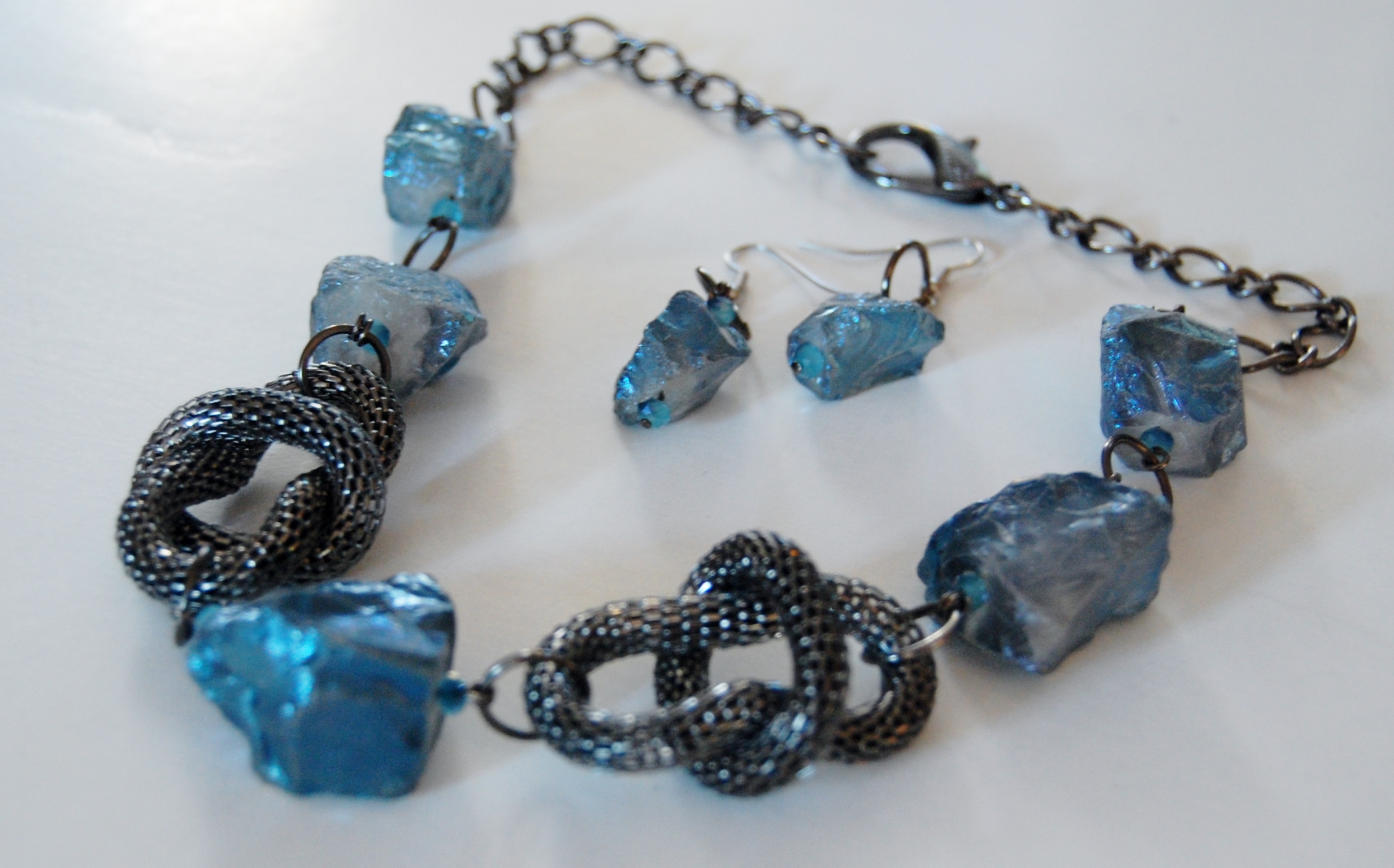 RAW BLUE QUARTZ WITH GUN METAL MESH LOOPS NECKLACE SET